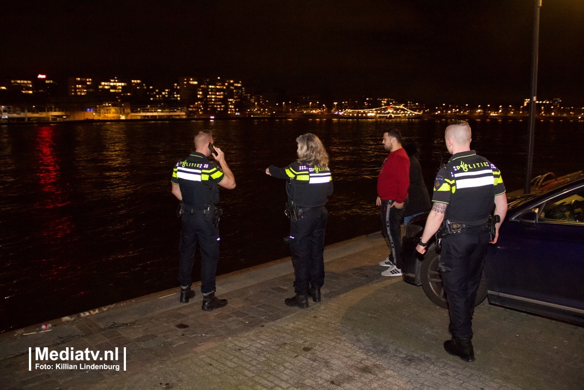 Auto rijdt Maas in op Noordereiland