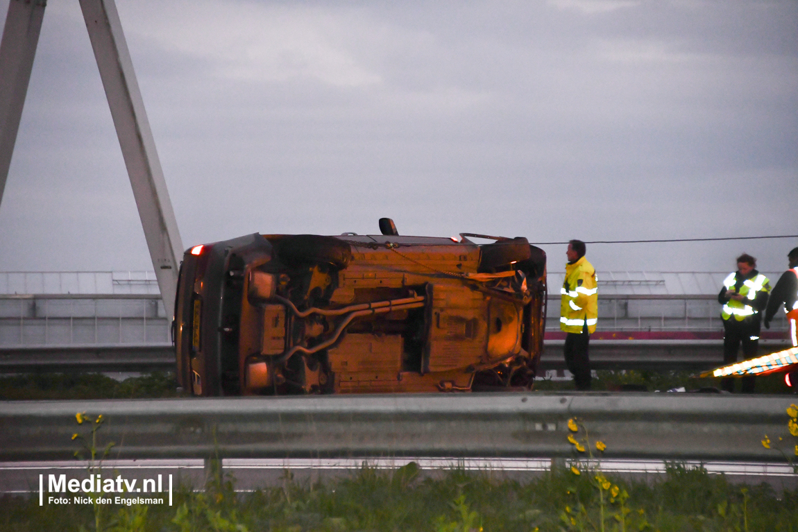 Auto over de kop op snelweg A16 bij Hendrik-Ido-Ambacht