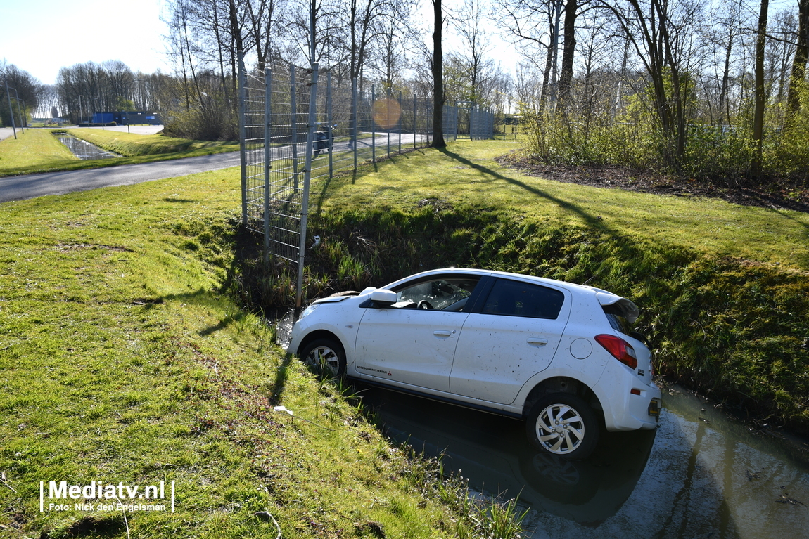 Auto in de sloot in Dordrecht; bestuurder gevlucht 