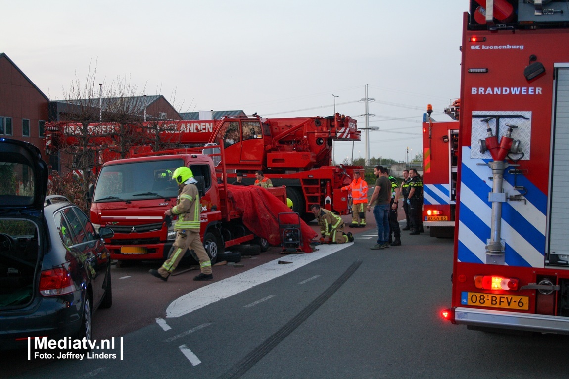 Man bekneld onder bestelwagen Hoefweg Bleiswijk