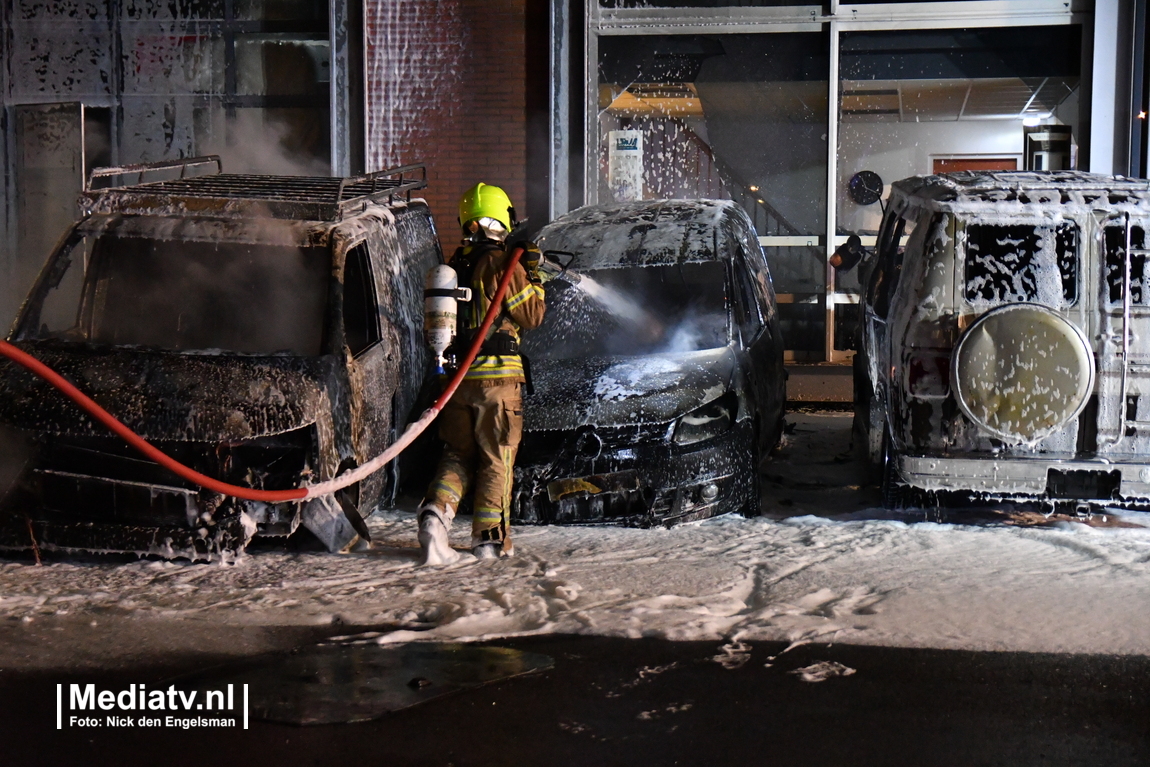 Drie voertuigen in brand Ridderkerk; politie vermoedt brandstichting (video)