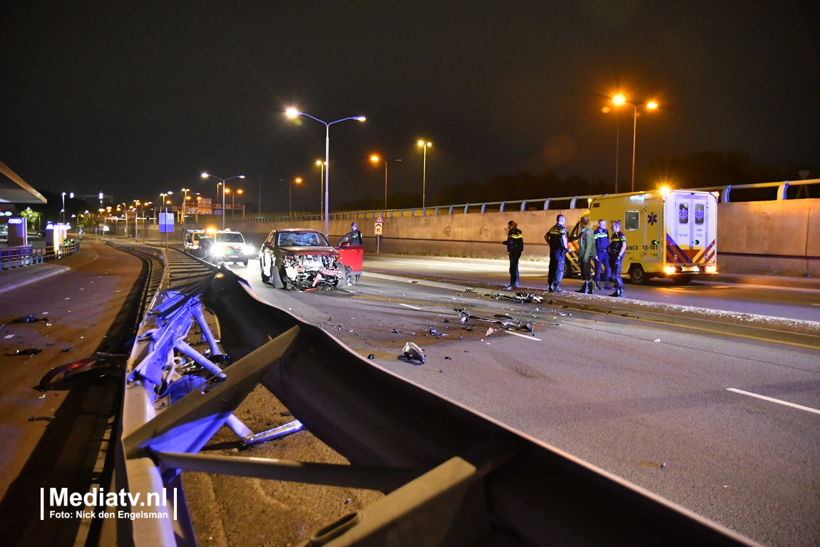 Beschonken bestuurder richt ravage aan in Dordrecht (video)