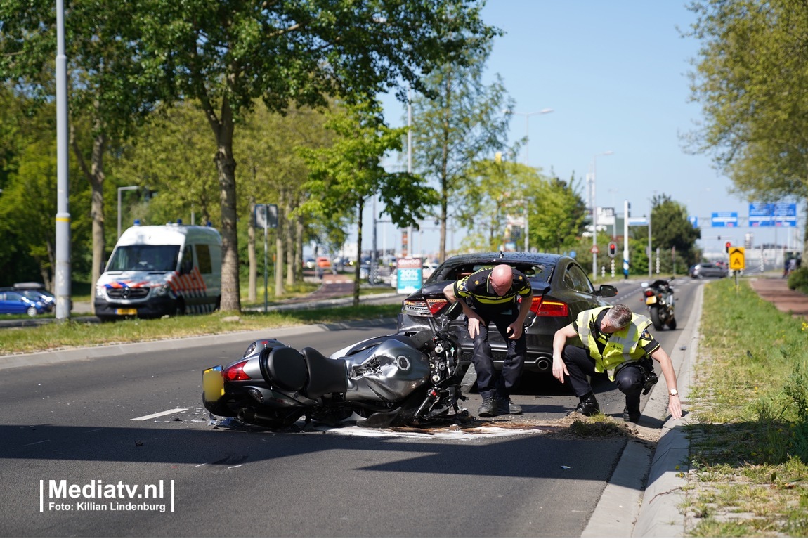 Motorrijder vliegt over auto en raakt zwaargewond na aanrijding Aveling Hoogvliet-Rotterdam