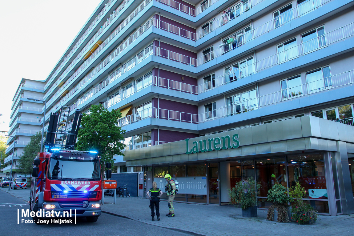 Vergeten pannetje zet verdieping in seniorencomplex vol rook Rotterdam-Ommoord