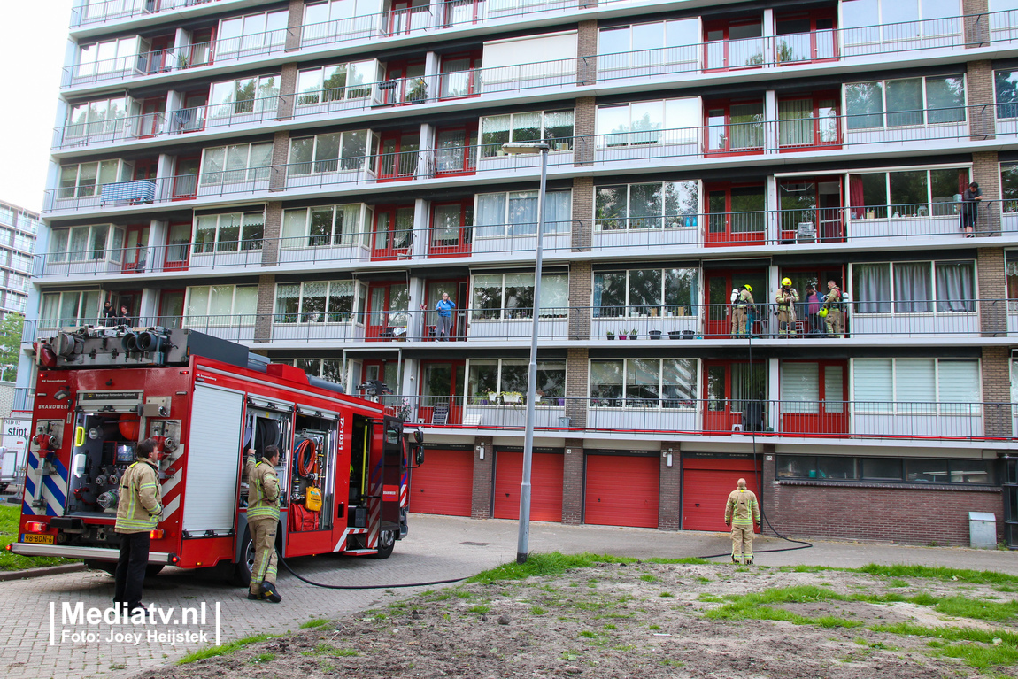 Brandweer blust balkonbrandje Palladiostraat Rotterdam