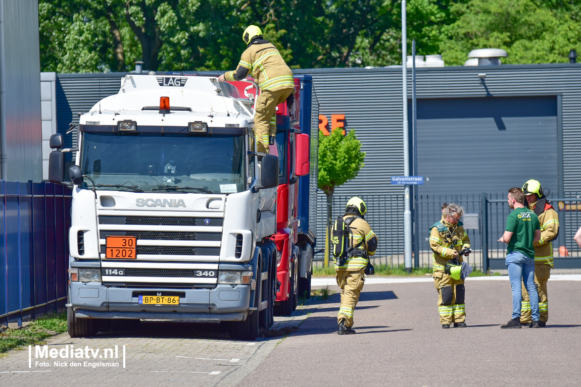 Diesel lekt weg uit vrachtwagen Stephensonstraat Dordrecht