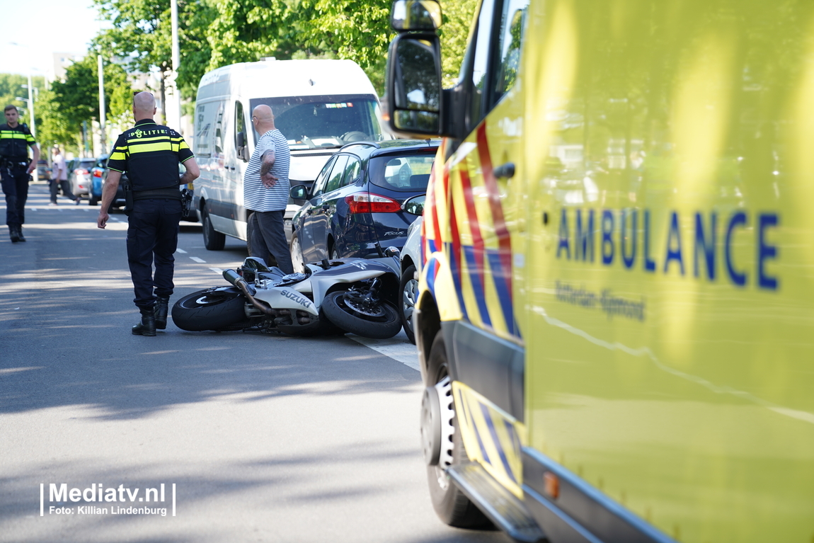 Motorrijders onderuit na inhaalmanoeuvre in Rotterdam