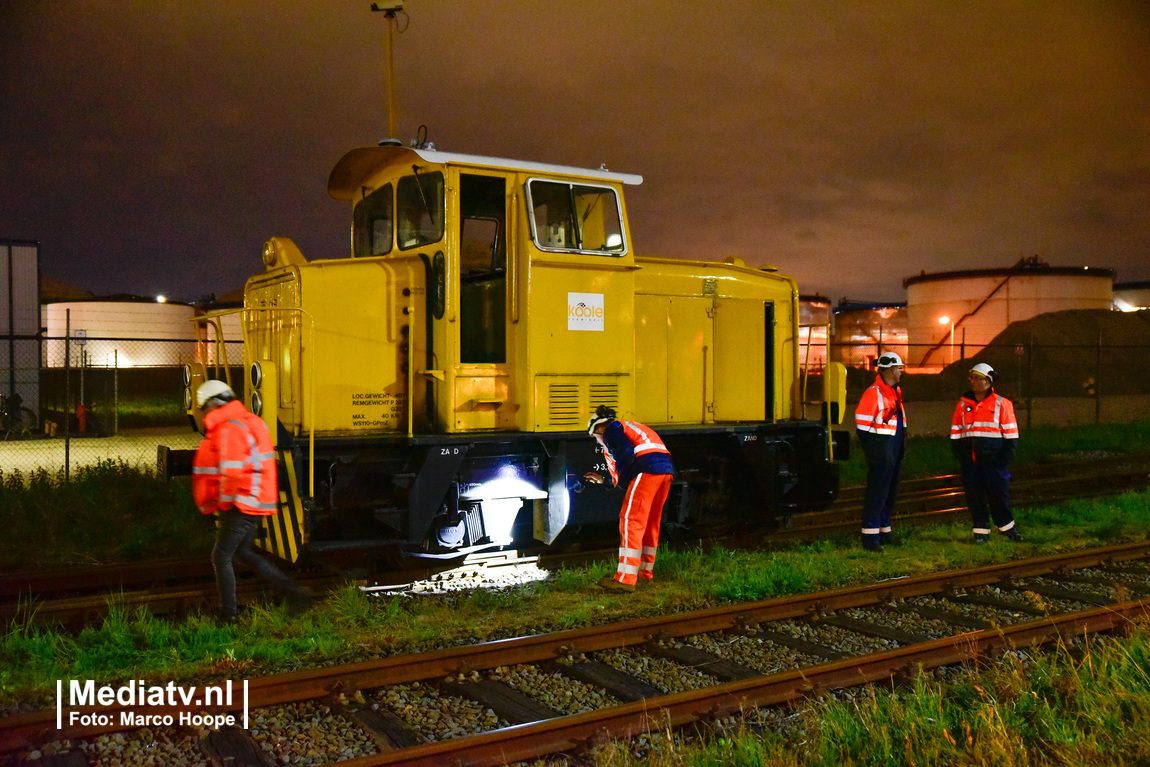 Locomotief ontspoort op Oude Maasweg Rotterdam