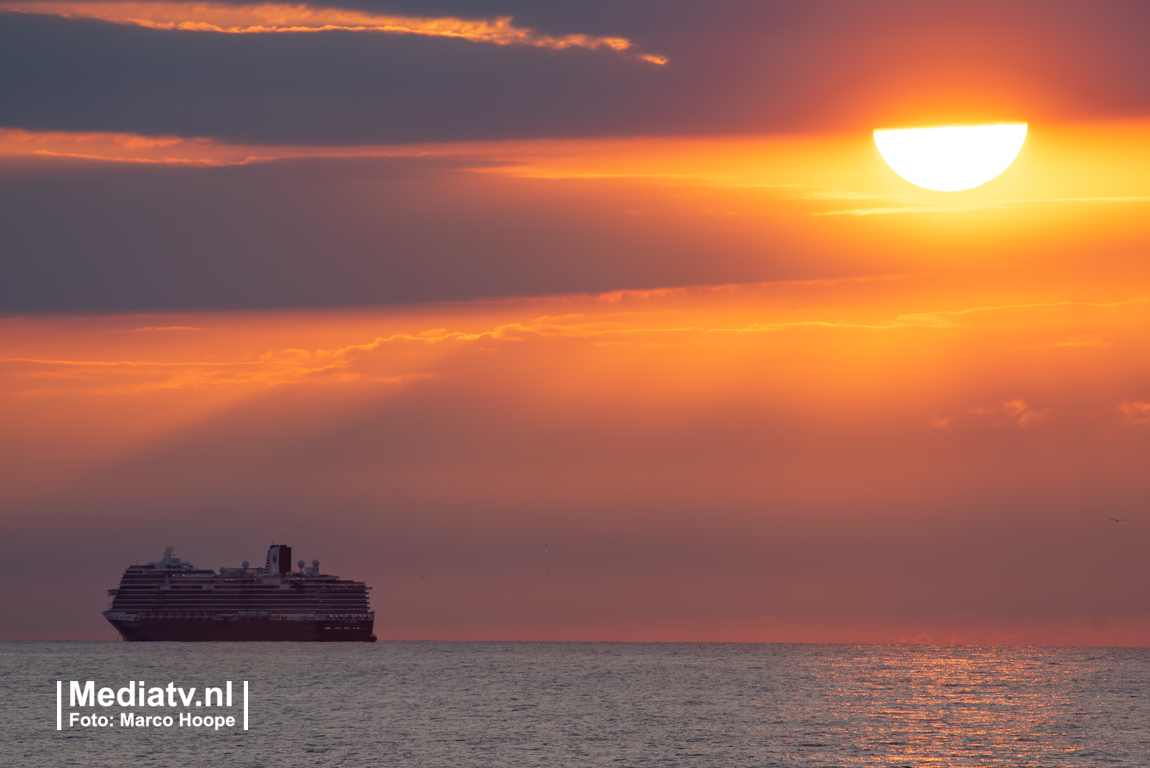 Diverse cruiseschepen voor anker voor de Nederlandse kust