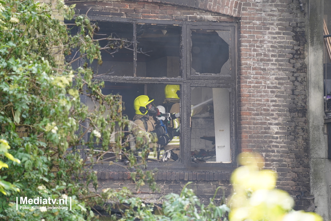 Drie personen gered bij zeer grote brand Hilledijk Rotterdam (Video)
