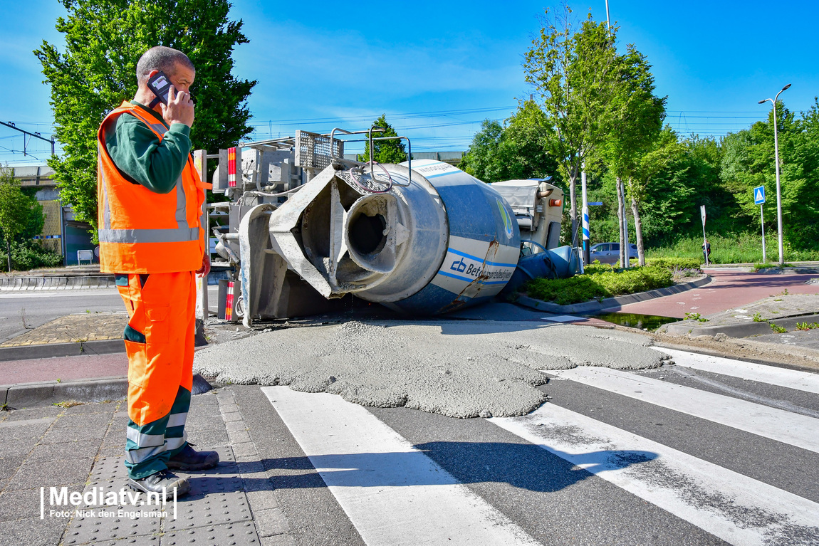 Betonmixer gekanteld op rotonde Zwijndrecht (video)