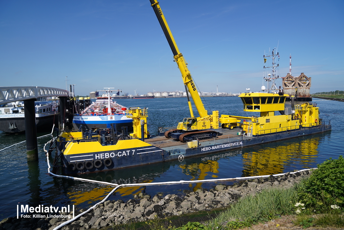 Grote olievlek zorgt voor overlast Calandkanaal Rotterdam