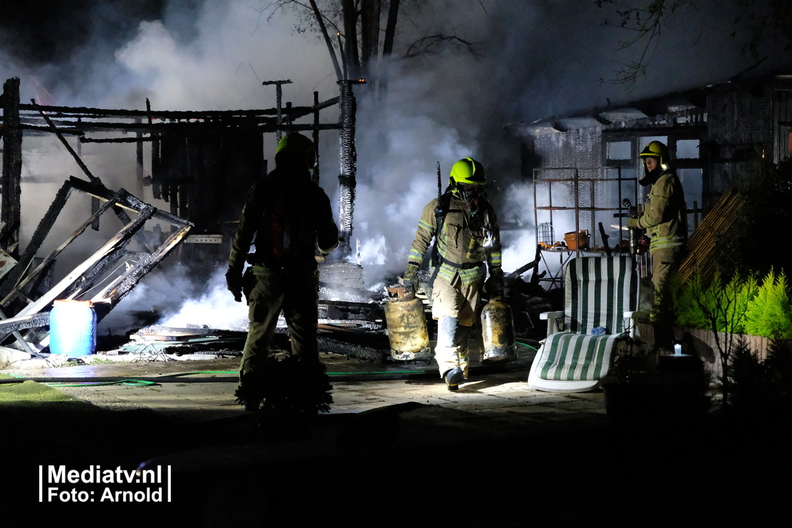 Brand huisje volkstuinvereniging Vijfsluizen Schiedam (video)