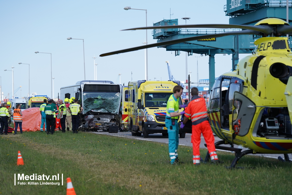 Automobilist overleden na aanrijding met lijnbus in Rotterdam (Video)