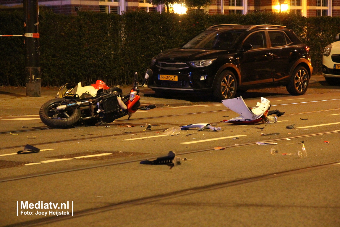 Scooterrijder zwaargewond na aanrijding Straatweg Rotterdam