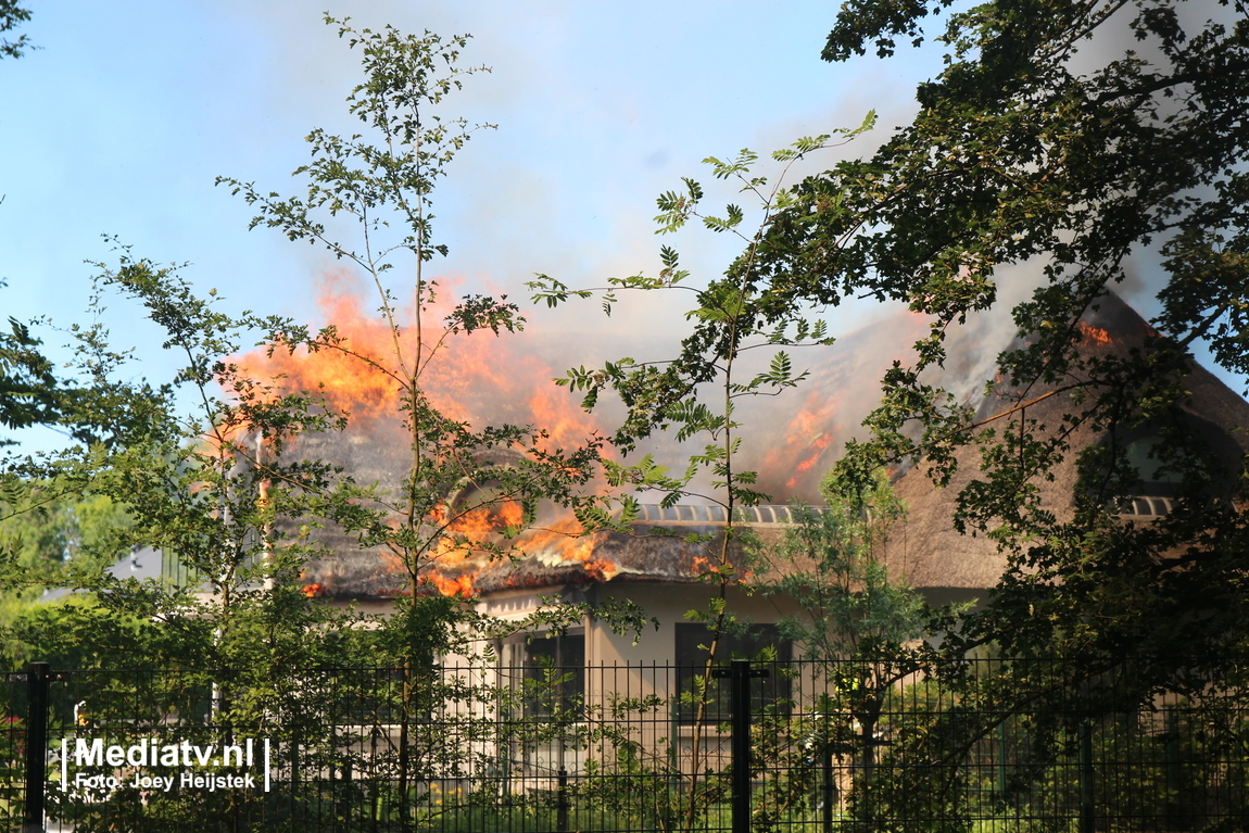 Grote uitslaande brand in woning met rietenkap Capelle aan den IJssel (video)