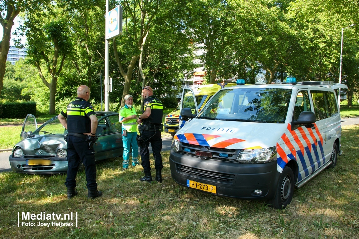 Twee gewonden na botsing President Rooseveltweg Rotterdam