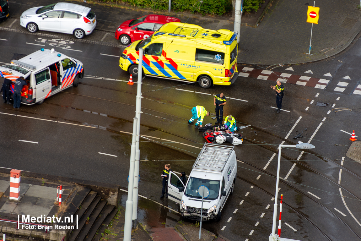 Motorrijder gewond na aanrijding parksluizen