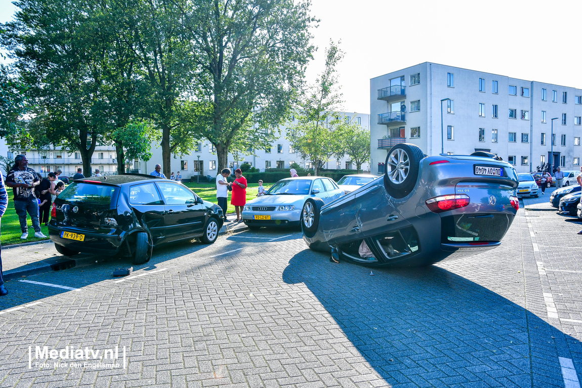 Auto slaat over de kop in Rotterdam-Overschie