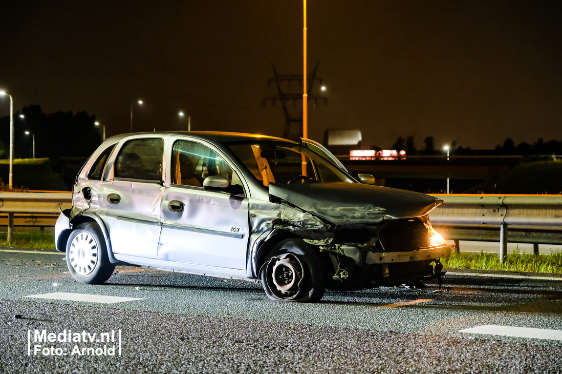 Beschonken bestuurder botst op vangrail A16 Ridderkerk