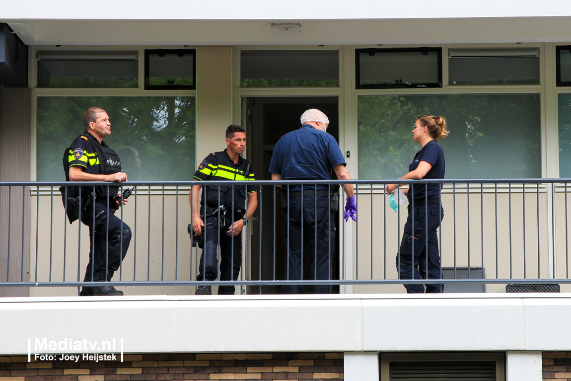 Mogelijk geschoten bij ruzie in woning Favrestraat Rotterdam (video)