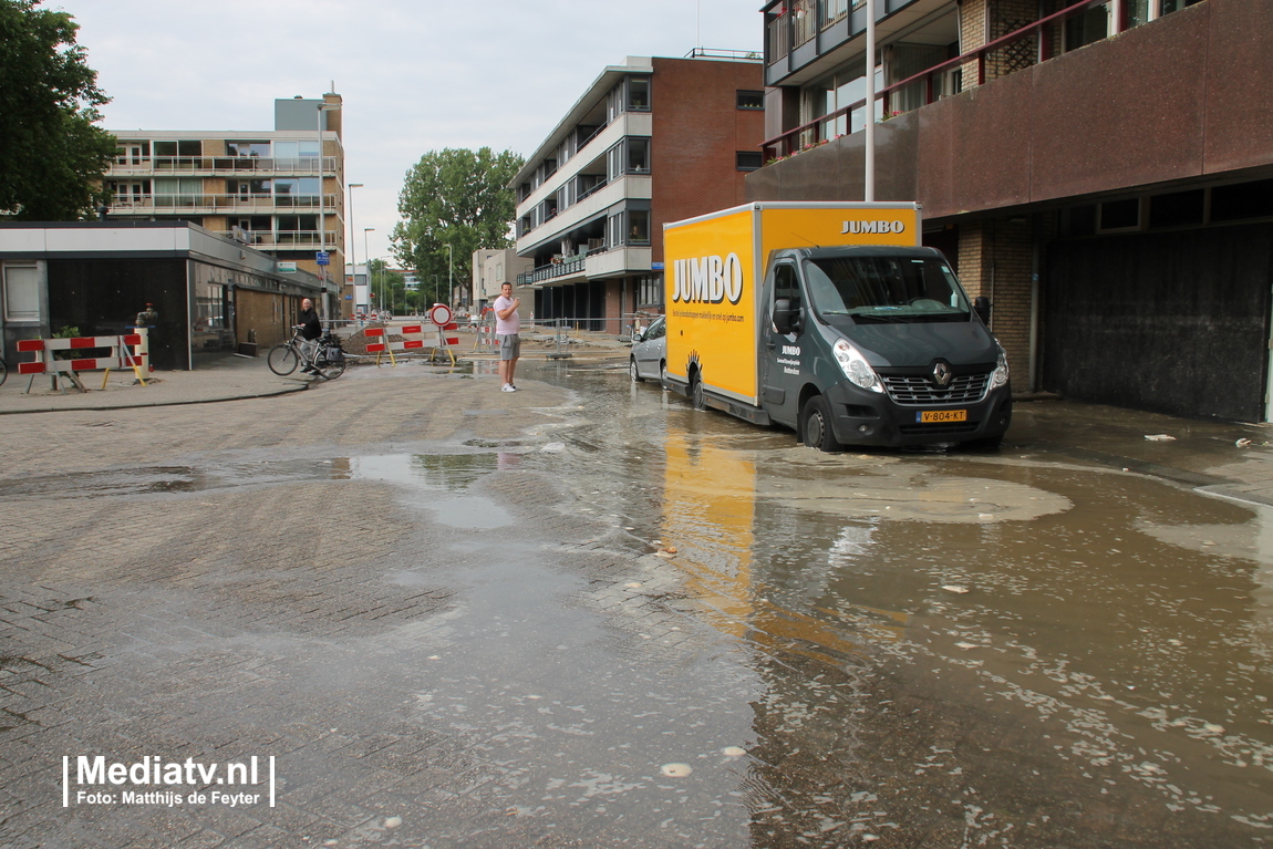 Gesprongen waterleiding zet parkeerplaats onder water in Rotterdam