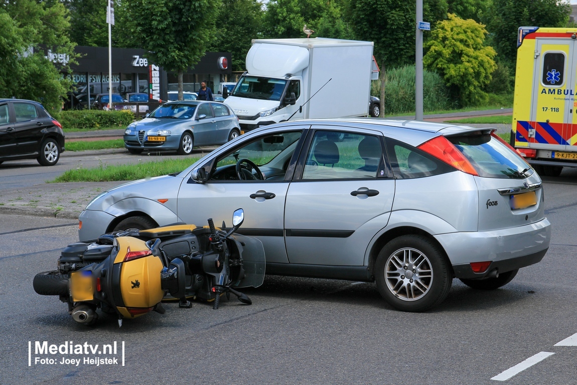 Motorscooter botst op auto Jacques Dutilhweg Rotterdam