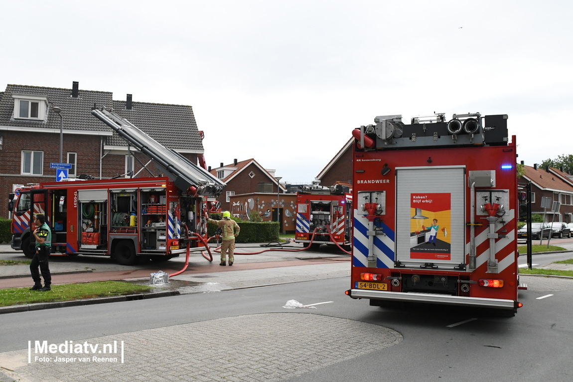 Twee woningen onbewoonbaar na brand in spouwmuur Rotterdam-Overschie