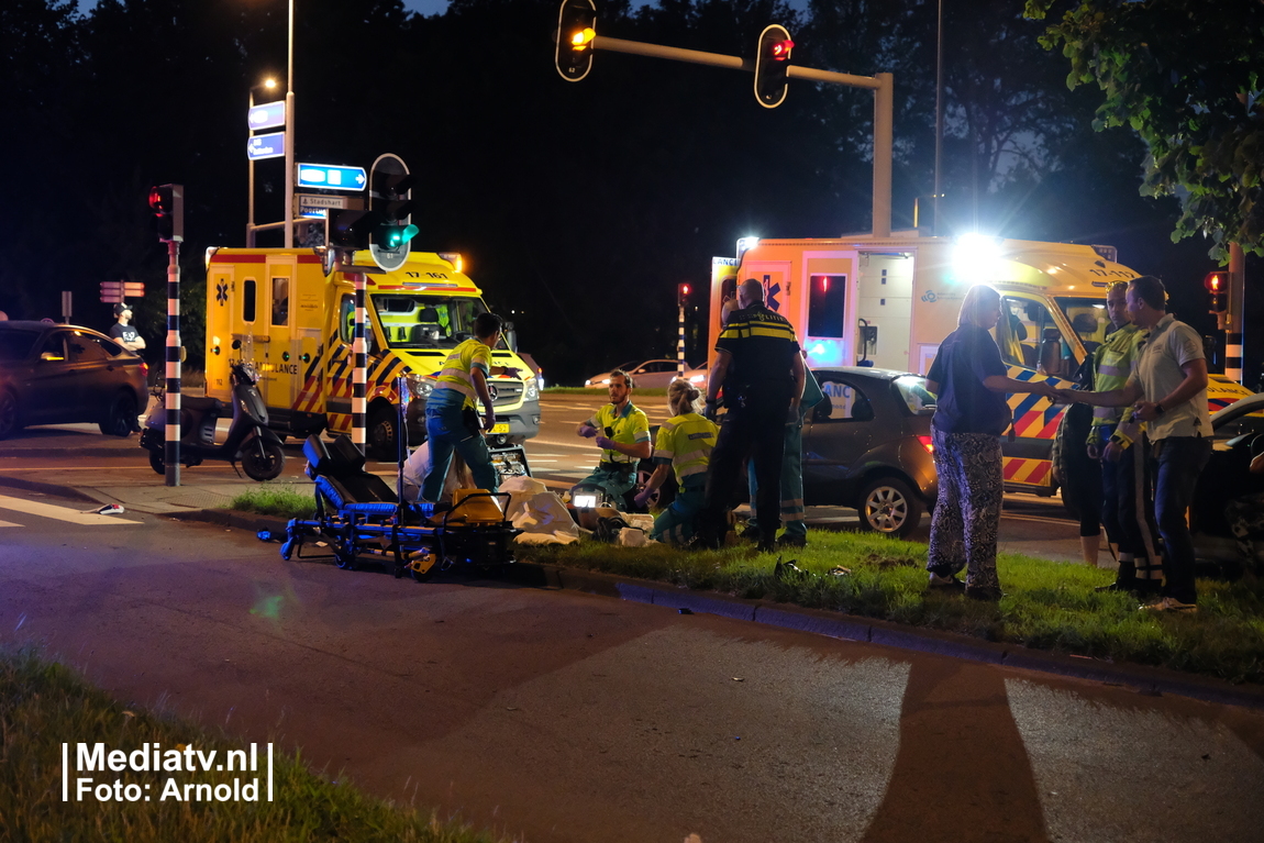 Motorrijder schept voetganger op zebrapad op de Aveling Hoogvliet
