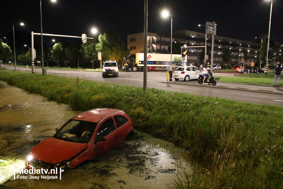 Auto te water na aanrijding Prins Alexanderlaan Rotterdam