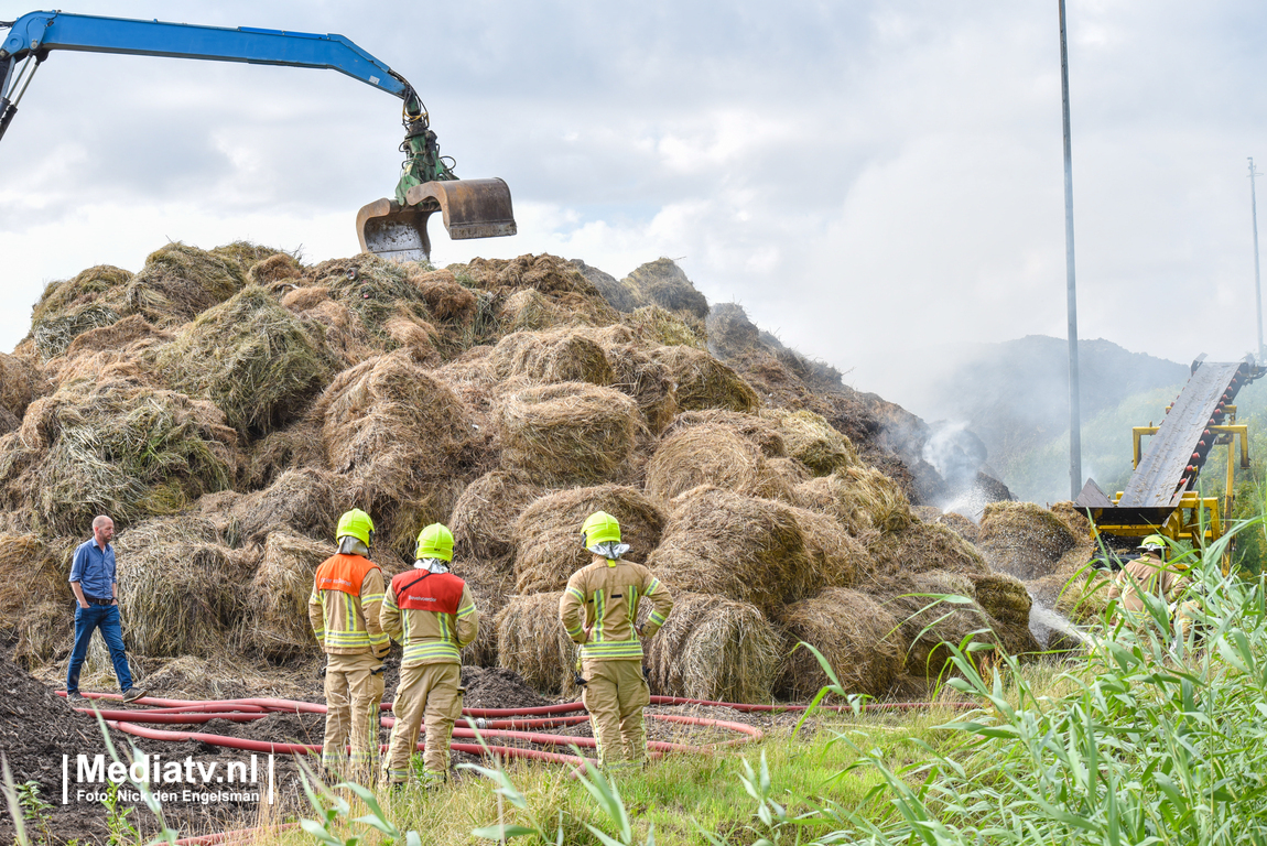 Veel rook bij brand in stapel hooibalen Barendrecht