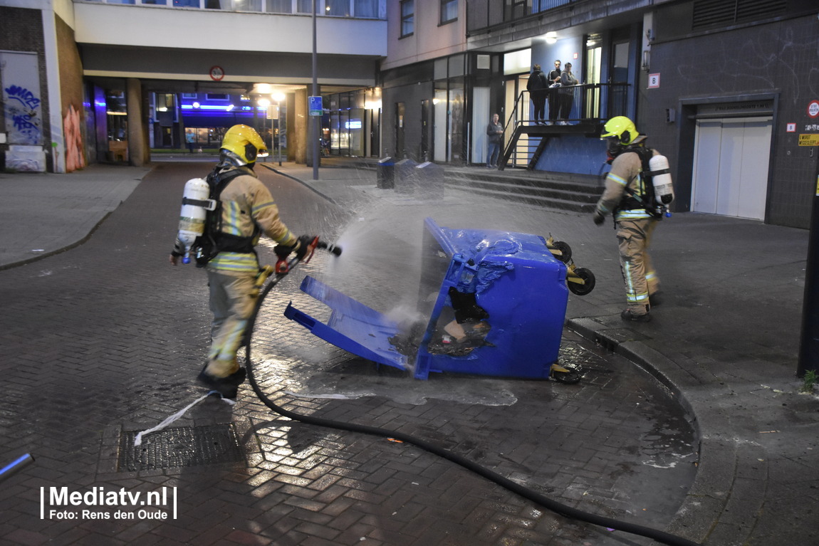 Brandende container zet flat vol rook Hoogstraat Rotterdam