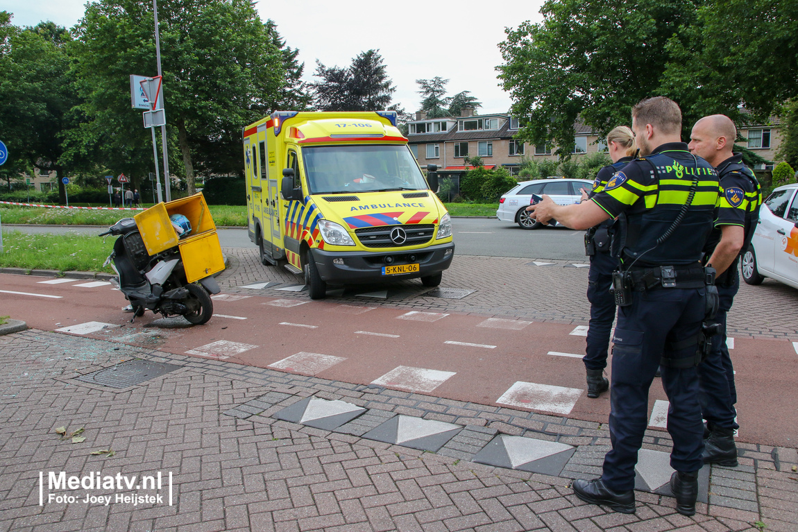 Scooterrijder zwaargewond na botsing met auto Debijeweg Rotterdam