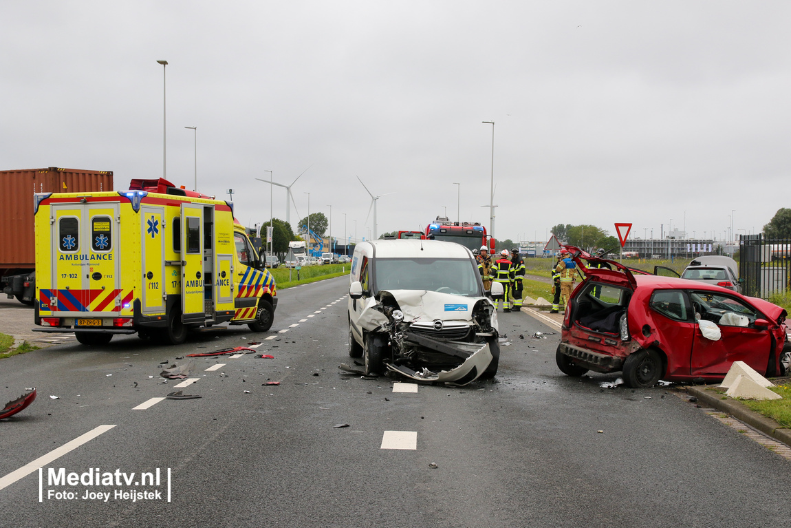 Gewonden na frontale aanrijding Moezelweg Rotterdam-Europoort