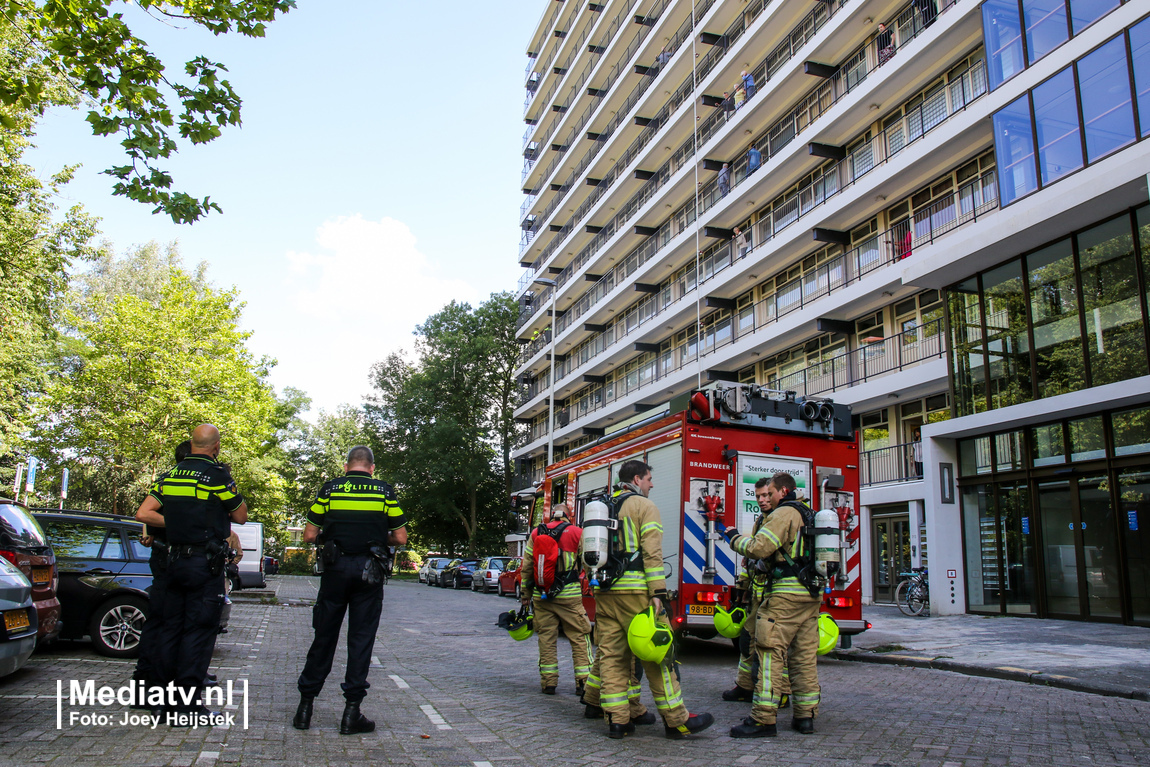 Omwoners blussen brand op balkon Favrestraat Rotterdam