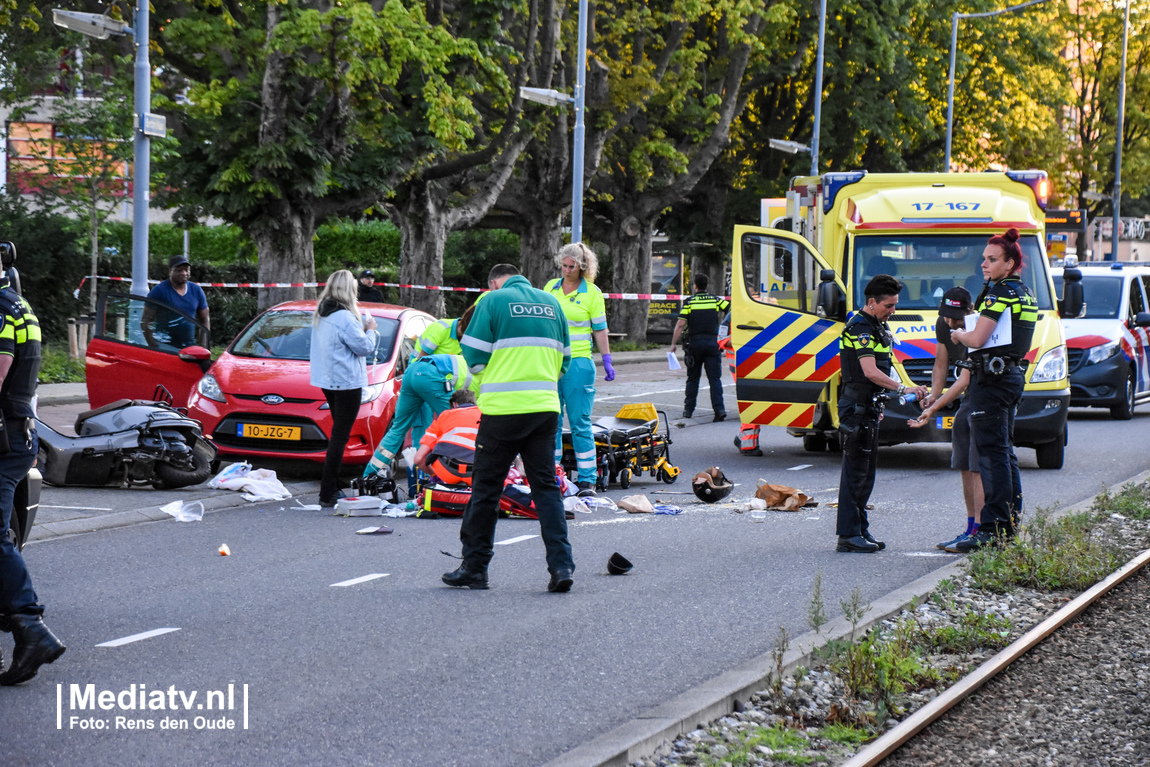 Gewonden na ongeval tussen auto en scooter in Rotterdam-Noord