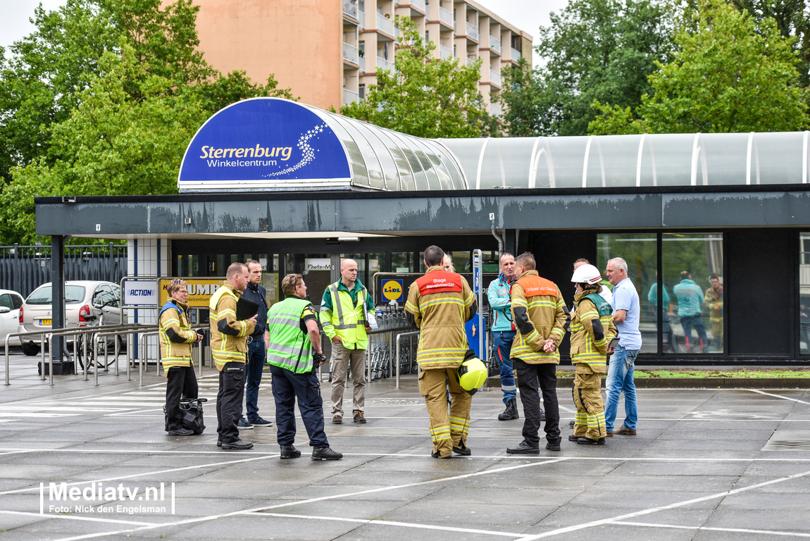 Winkelcentrum Sterrenburg Dordrecht ontruimd na onwelwordingen (video)