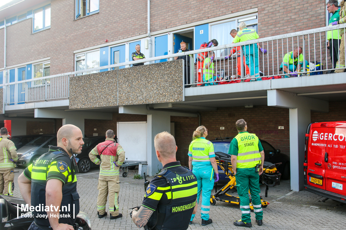 Man zwaargewond nadat buurman hem neersteekt Genuahof Rotterdam (video)