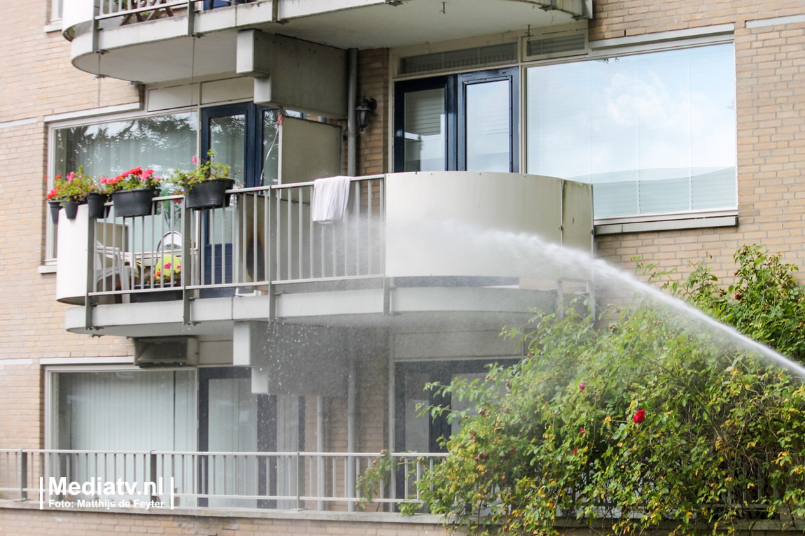 Klein brandje op balkon geblust door brandweer Kobelaan Rotterdam