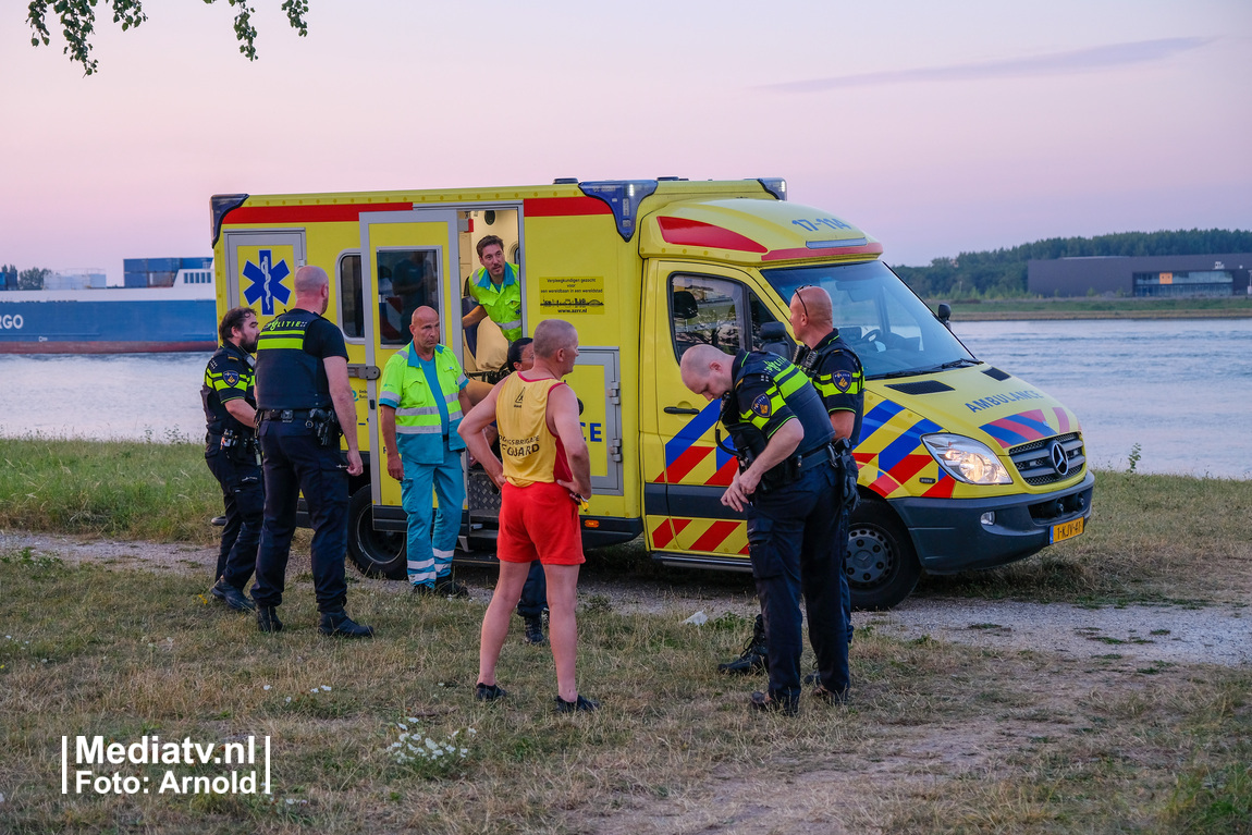 Mannen zwemmen van Maassluis naar Rozenburg