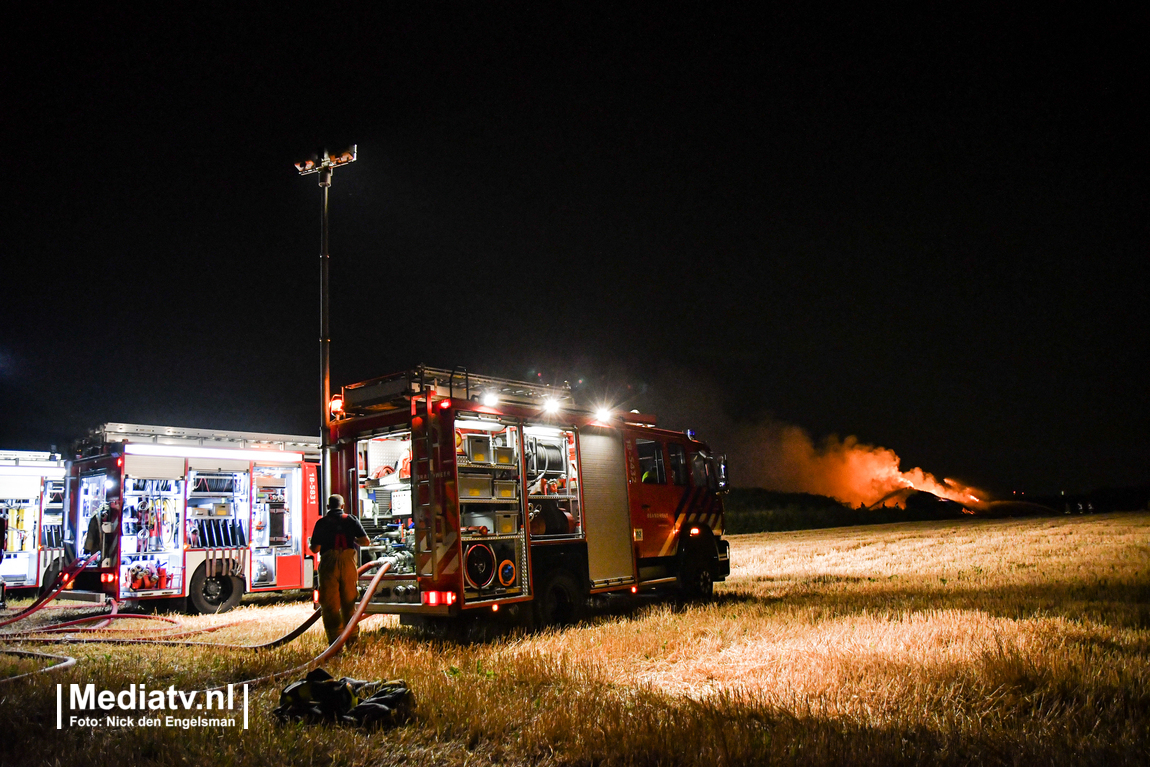 Grote brand in stapel wilgentakken Heinenoord (video)