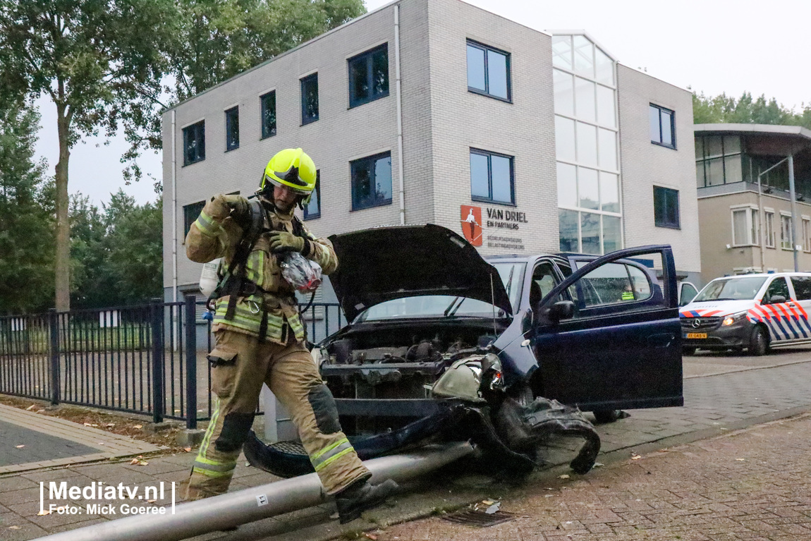 Vrouw botst tegen paal tijdens korte achtervolging in Ridderkerk
