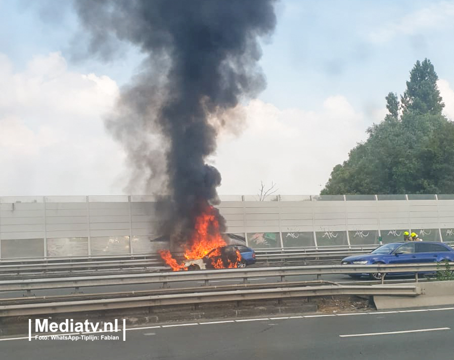 Auto in brand op de A20 bij Crooswijk