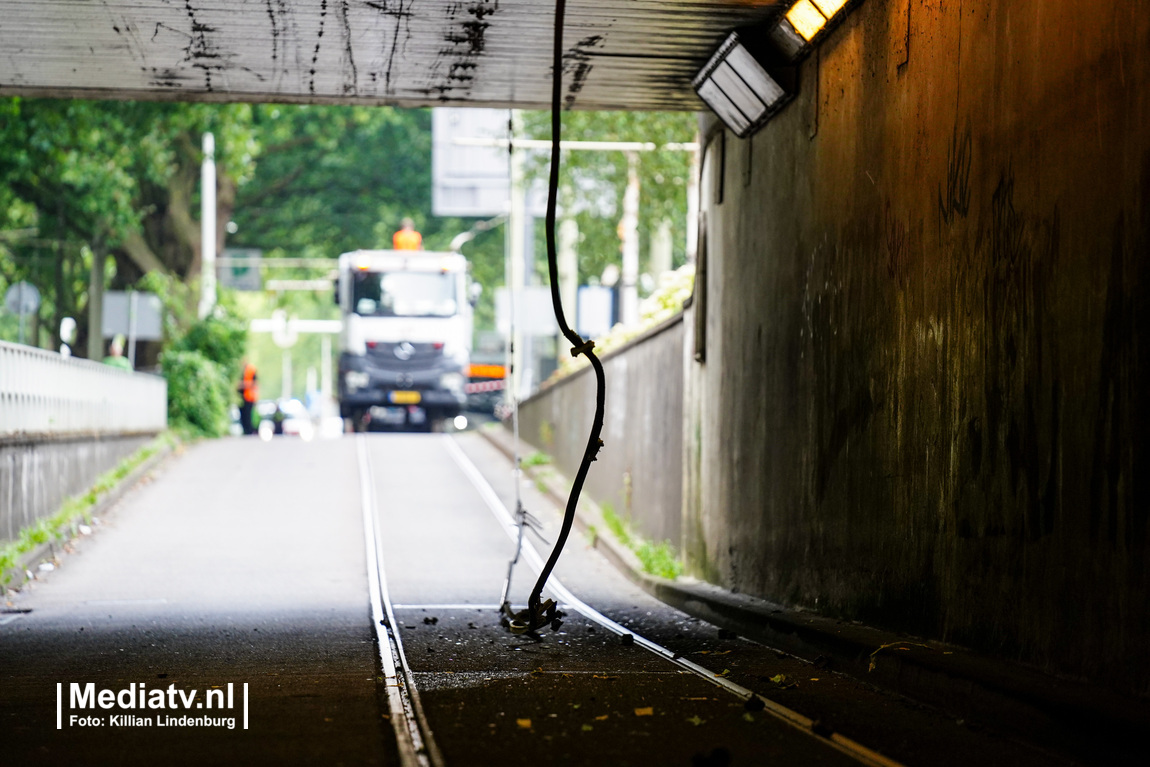 Vrachtwagen rijdt bovenleiding van tram kapot Statenweg Rotterdam