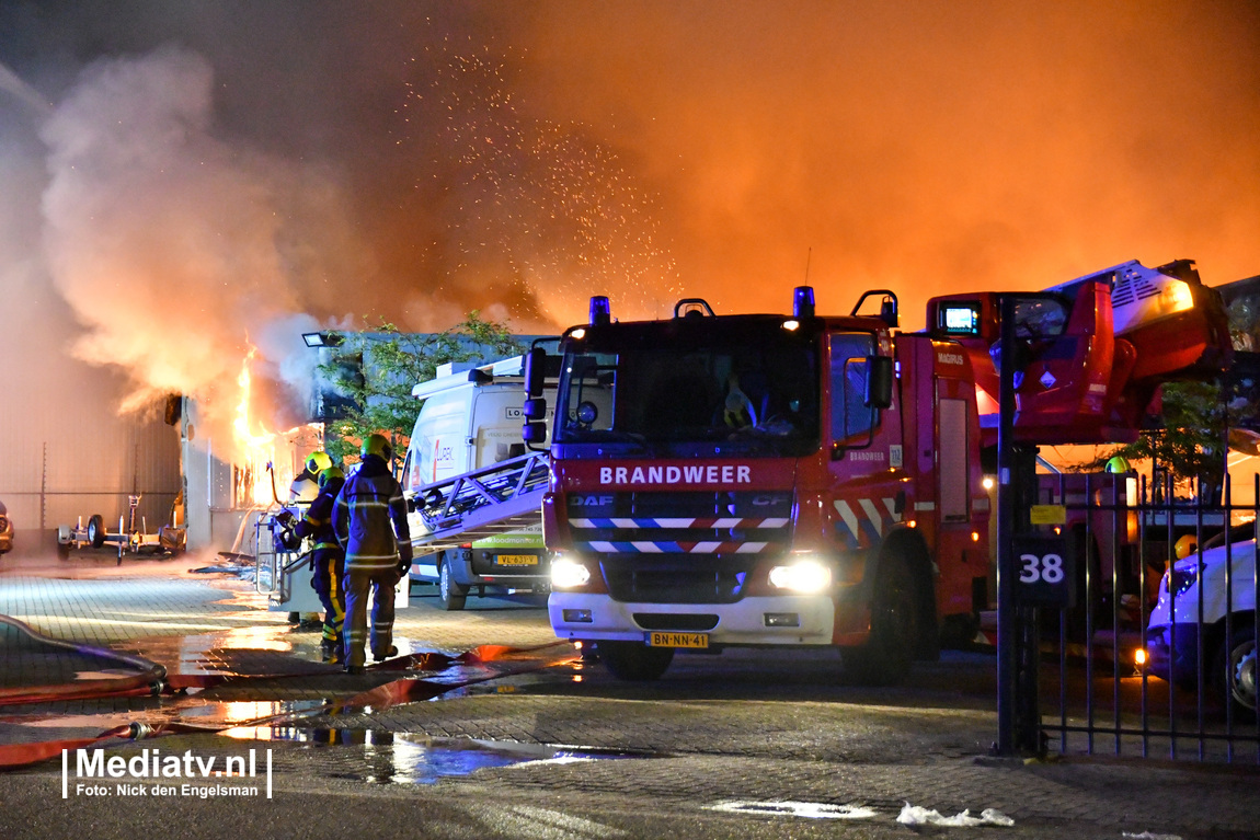 Zeer grote brand in bedrijfsverzamelgebouw Numansdorp (video)