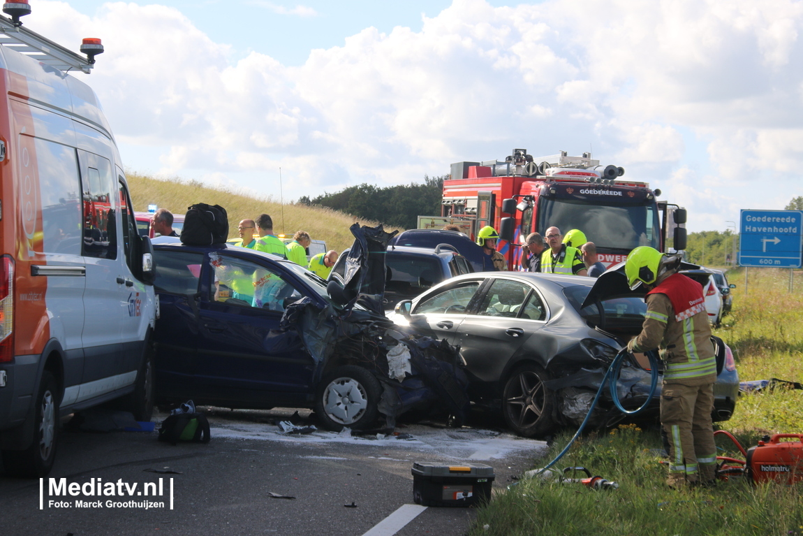 Tien gewonden na aanrijding op N57 bij Goedereede