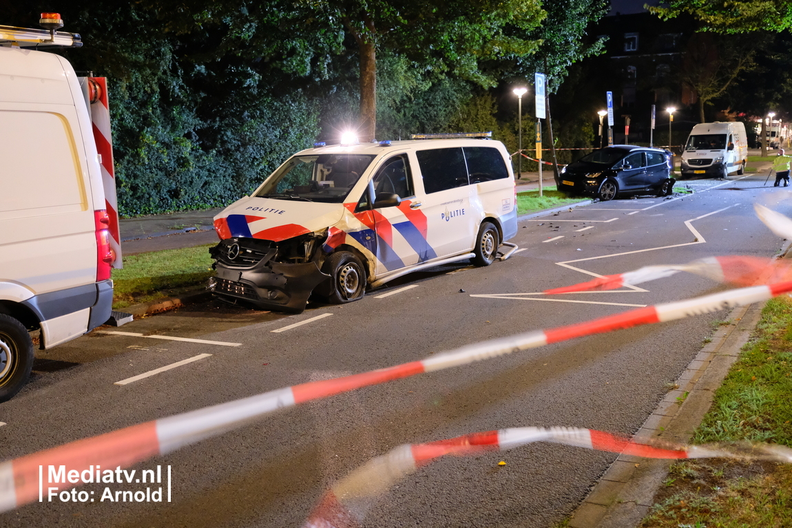 Politiebus crasht tijdens spoedrit in Vlaardingen