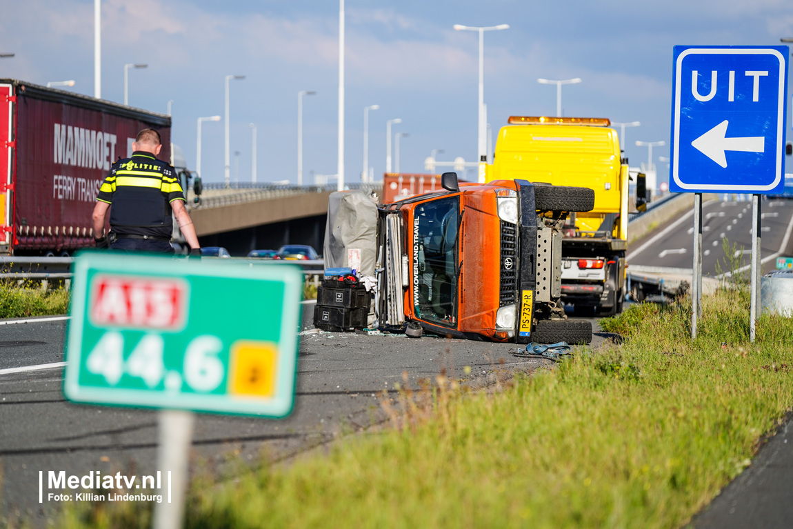 Aanhanger geschaard op A15 Spijkenisse, tientallen boetes voor roodkruisnegeerders