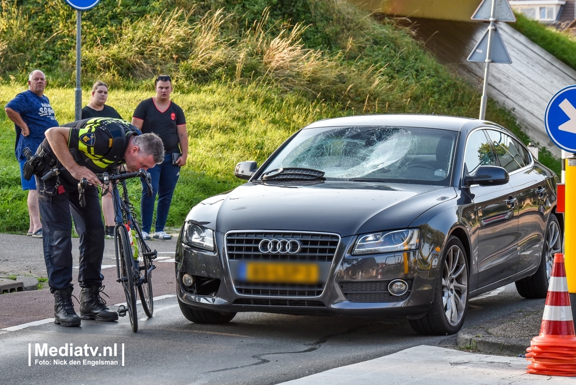 Fietser zwaargewond na aanrijding met auto in Dordrecht