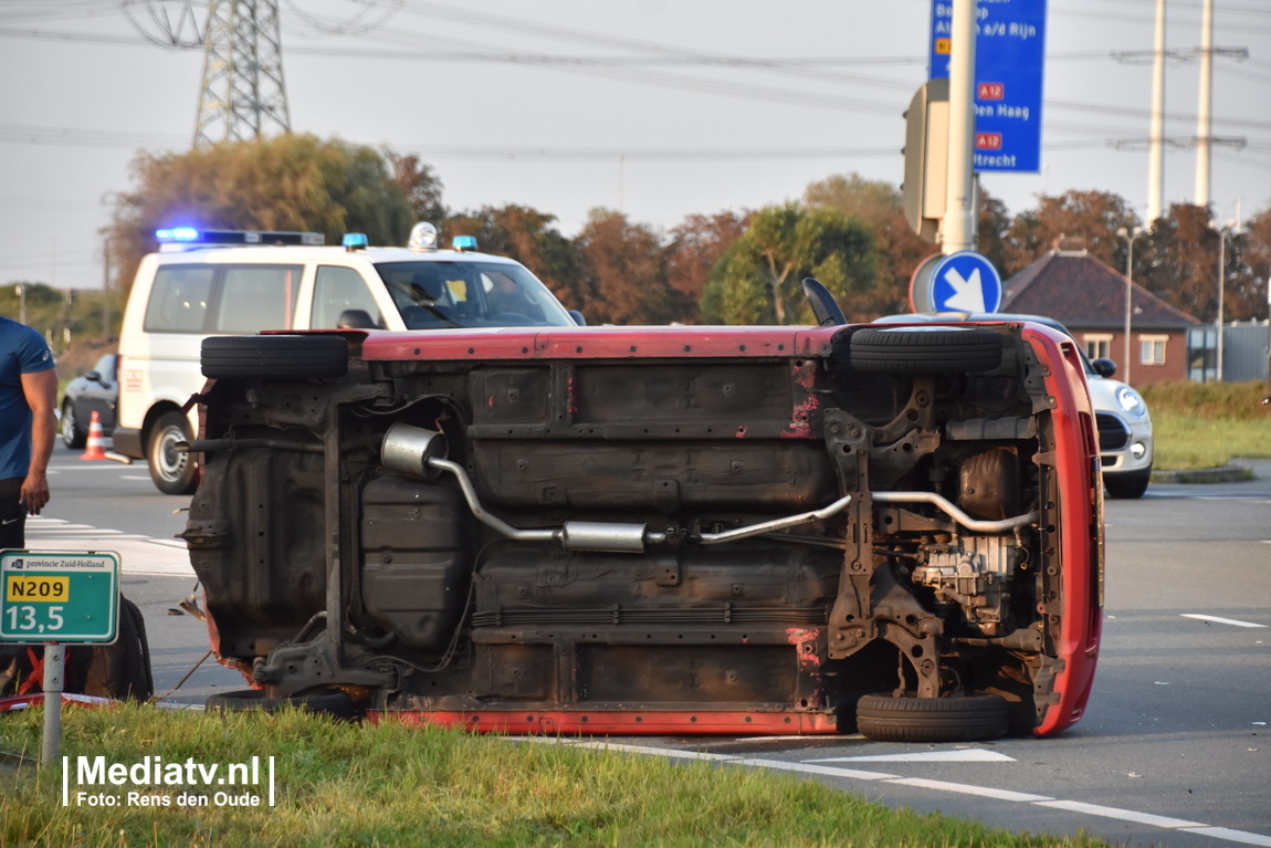 Auto op zijn kant na aanrijding op N209 Bleiswijk